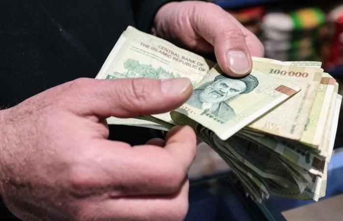 بالبلدي: قبيل بدء "الإنزال الاقتصادي".. عملة إيران تنخفض بشكل قياسي أمام الدولار