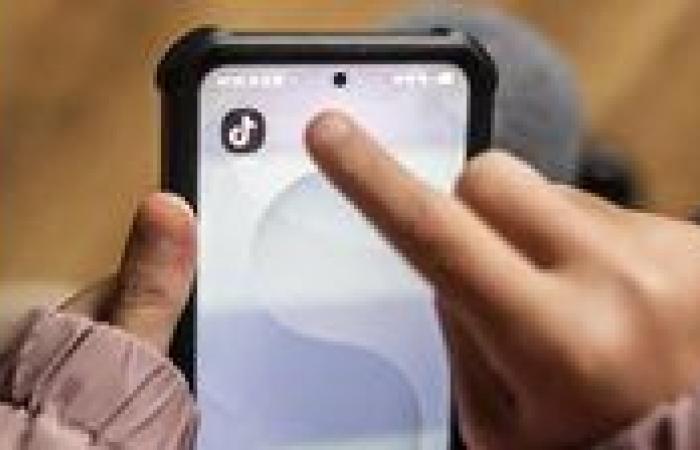 بالبلدي: غرامة
      بقيمة
      400
      مليون
      دولار
      ضد
      تطبيق
      تيك
      توك