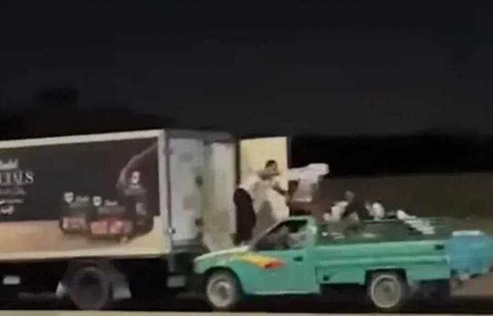 فيديو
      صادم..
      أشخاص
      يسرقون
      بضائع
      من
      سيارة
      نقل
      أثناء
      سيرها
      بسرعة