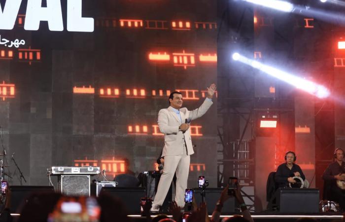 بالبلدي: إيهاب
      توفيق
      يشعل
      مهرجان
      الفسطاط
      الشتوي
      بحفل
      كامل
      العدد
      (صور)
