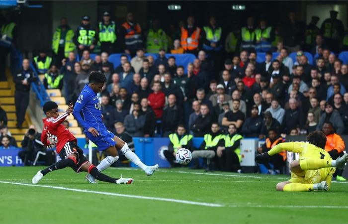 بالبلدي : فيديو
      |
      طرد
      وإلغاء
      3
      أهداف..
      تشيلسي
      يفوز
      على
      مانشستر
      يونايتد
      بثنائية
      في
      الدوري
      الإنجليزي