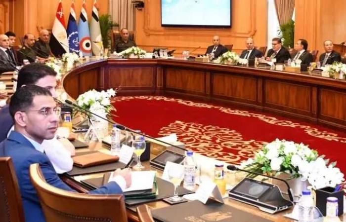 وزير
      الدفاع
      يستقبل
      أعضاء
      لجنة
      الدفاع
      والأمن
      القومي
      بالنواب..
      ويؤكد
      جاهزية
      القوات
      المسلحة
      لحماية
      حدود
      مصر