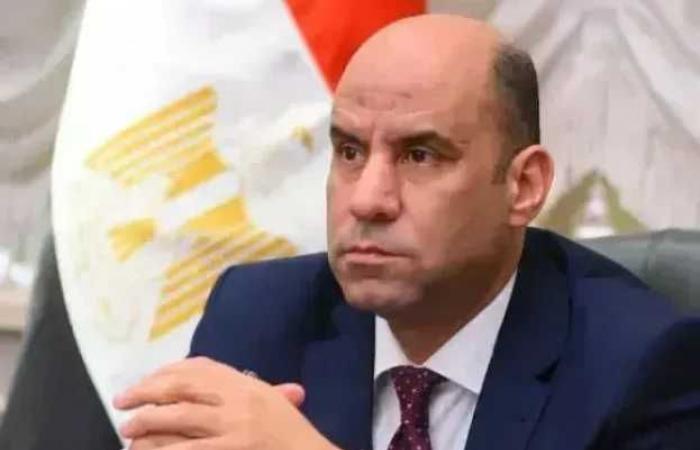 وزير
      العمل
      يتابع
      حادث
      تصادم
      السيارات
      بالطريق
      الأوسطي
      ويوجه
      بسرعة
      حصر
      الضحايا
      والمصابين