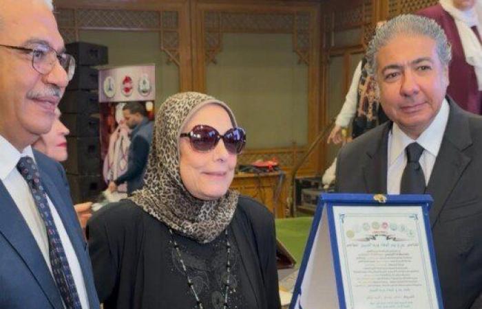 بالبلدي: «يوم
      الوفاء
      ورد
      الجميل»..
      تكريم
      أمهات
      شهداء
      الجيش
      والشرطة
      بحضور
      المستشار
      سامح
      عبد
      الحكم
