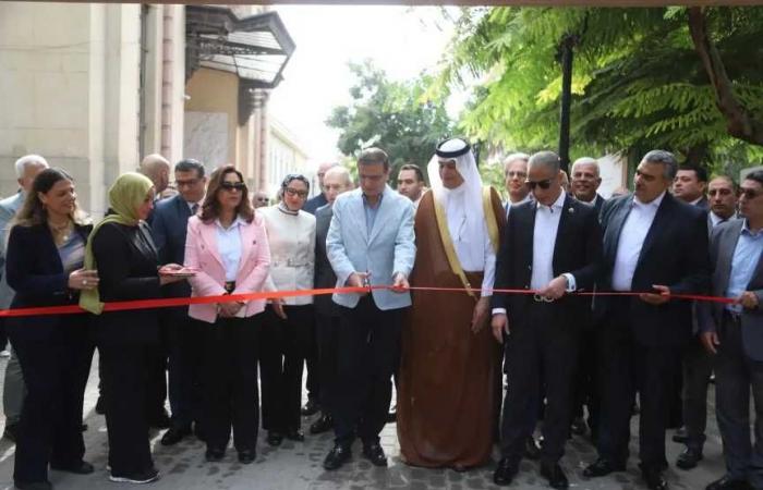 وزيرا
      الزراعة
      والتنمية
      المحلية
      والبيئة
      ومحافظوا
      الجيزة
      والفيوم
      وقنا
      والوادي
      الجديد
      يفتتحون
      مهرجان
      النباتات
      الطبية
      والعطرية
      بالدقي