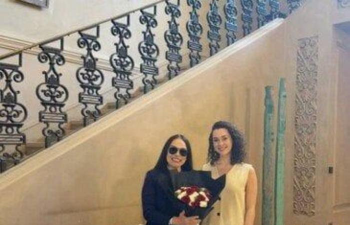 بالبلدي : شيرين
      أحمد
      تكشف
      كواليس
      لقائها
      الأول
      بشريهان:
      «ألهمتني
      كفنانة
      وامرأة»