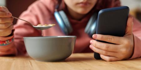 بالبلدي: الأهل يتفوّقون على أطفالهم في استخدام الهواتف أثناء الوجبات العائلية