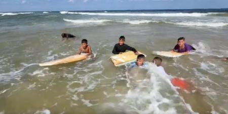 بالبلدي: راكبو الأمواج يعودون الى البحر في غزة.. شاهد ما حدث لمصورنا أثناء إعداد التقرير