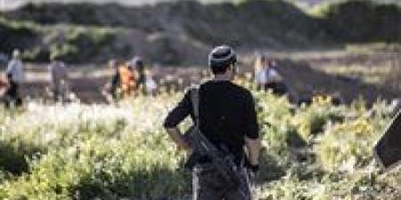 بالبلدي: مستوطنون
      يقتحمون
      قرية
      شمال
      شرق
      القدس
      المحتلة