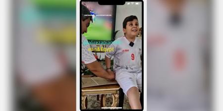 بالبلدي: أب إيراني يبتكر طريقة مؤثرة ليُشعر ابنه الكفيف بأجواء كأس العالم