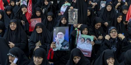 بالبلدي: آلاف الإيرانيين يلقون نظرة الوداع الأخيرة على جثمان خامنئي