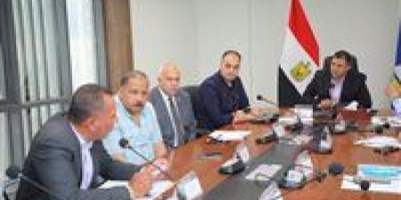 بالبلدي: محافظ
دمياط
يوجه
بسرعة
تطهير
المصارف
لحل
مشكلة
الصرف
الزراعي
بكفر
البطيخ