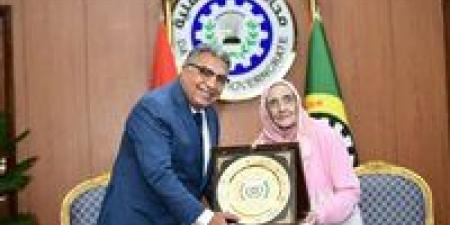 بالبلدي: محافظ
الدقهلية
يُكرّم
السيدة
آمال
لحصولها
على
الدكتوراه
عن
عمر
83
عامًا