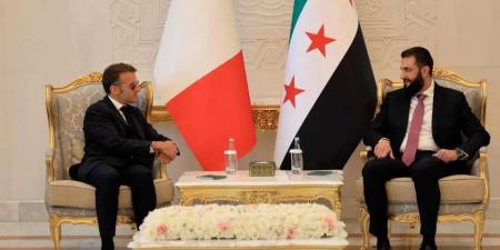 الشرع
يستقبل
ماكرون
في
القصر
الرئاسي
عقب
سماع
دوي
انفجارات
في
دمشق