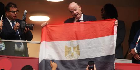 belbalady رئيس "فيفا" يرفع علم مصر بعد إقصاء "الفراعنة" من كأس العالم