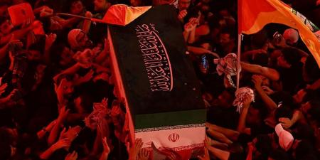 بالبلدي: فيديو تجاذب المشاركين برفع نعش علي خامنئي لحظة دخول ضريح الحسين في إيران