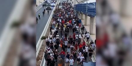 بالبلدي: شاهد.. لحظات مرافقة قوات الأمن المهاجرين إلى الحدود في جيب "سبتة" الإسباني