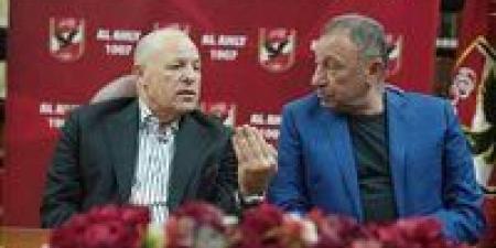 بالبلدي: محمد
أضا
ينفعل
على
الهواء
بعد
بياني
الأهلي
والزمالك:
«بدأنا
الخناقة
بدري
أوي»