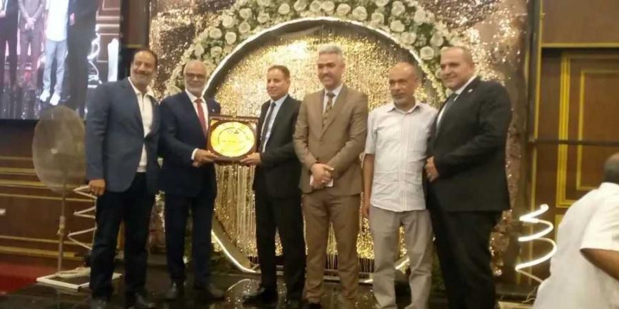 بالبلدي : بالصور
      ..
      القيادات
      النقابية
      بشركة
      غاز
      مصر
      تكرم
      الزميل
      عبداللاه
      رضوان