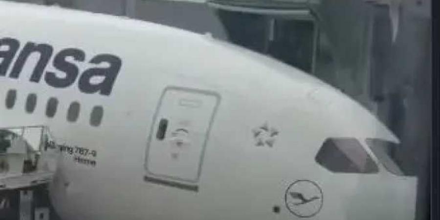 طائرة
      تابعة
      لشركة
      لوفتهانزا
      تتعرض
      لحادث
      بمطار
      فرانكفورت
      الألماني