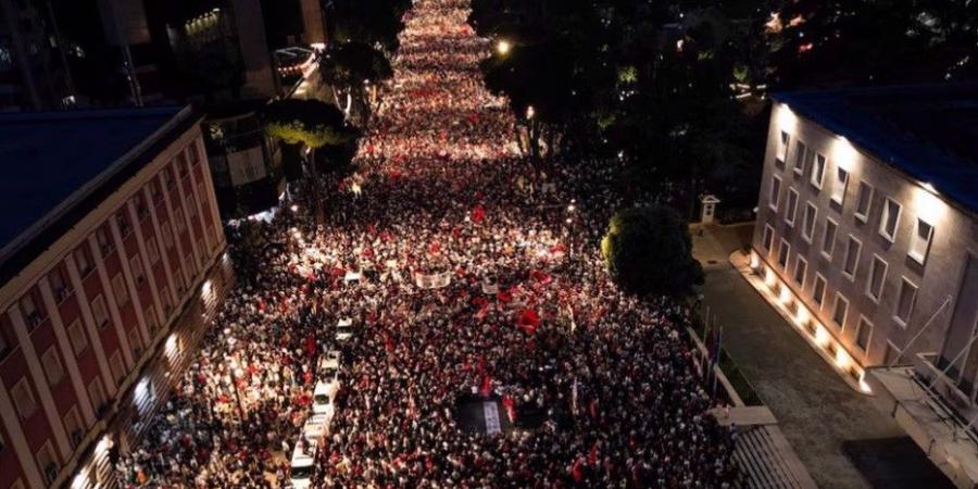 بالبلدي: آل
      ترامب
      واحتجاجات
      ألبانيا..
      كيف
      أشعل
      مشروع
      سياحي
      الغضب
      حول
      السيادة
      والبيئة؟