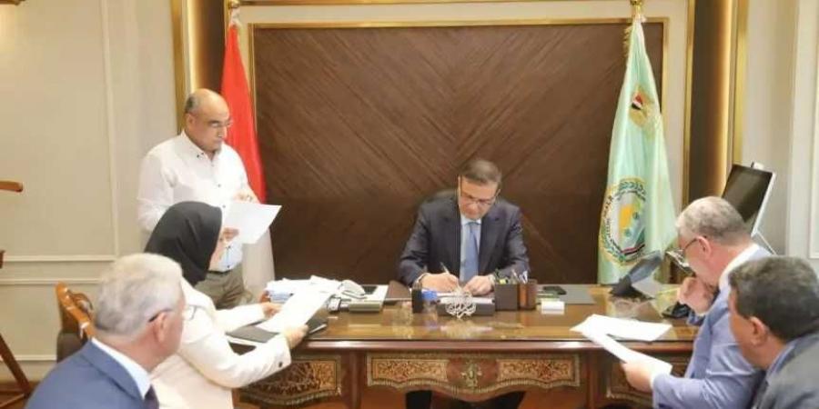 وزير
      الزراعة
      يواصل
      لقاءاته
      الدورية
      بأعضاء
      النواب
      والشيوخ
      لبحث
      طلبات
      المواطنين