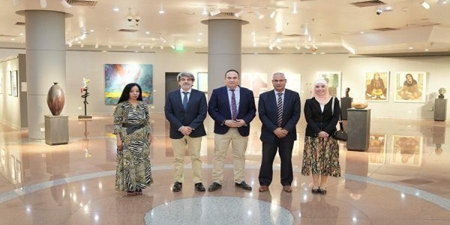 بالبلدي: وفد
      جامعة
      قرطبة
      الإسبانية
      يشيد
      بمجمع
      الفنون
      في
      جامعة
      العاصمة
      خلال
      زيارة
      رسمية