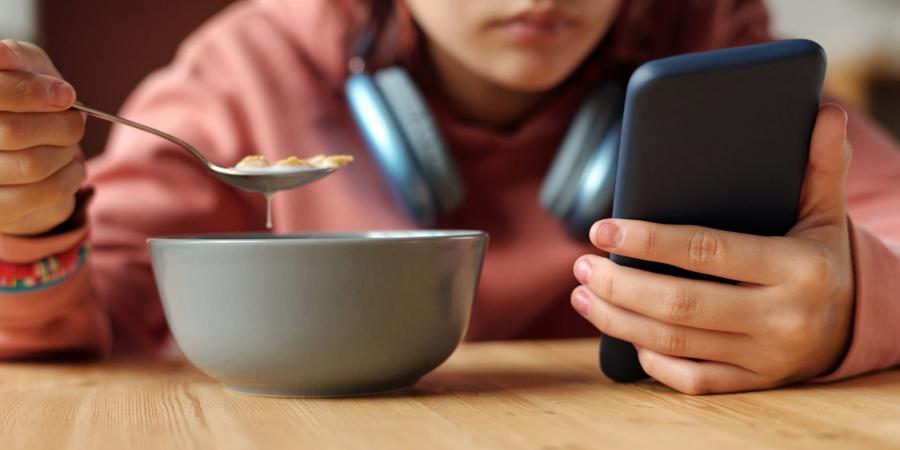 بالبلدي: الأهل يتفوّقون على أطفالهم في استخدام الهواتف أثناء الوجبات العائلية