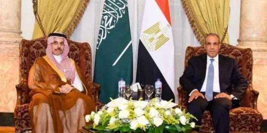 وزير
      الخارجية
      يبحث
      مع
      نظيره
      السعودي
      سبل
      تعزيز
      العلاقات
      الثنائية
      والتطورات
      الإقليمية