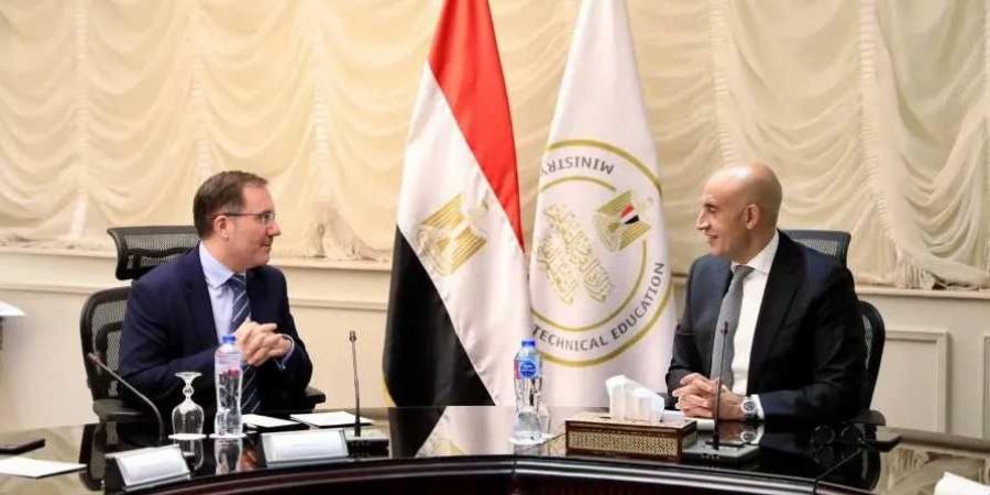 وزير
      التربية
      والتعليم
      يستقبل
      سفير
      المملكة
      المتحدة
      بالقاهرة
      لبحث
      تعزيز
      التعاون