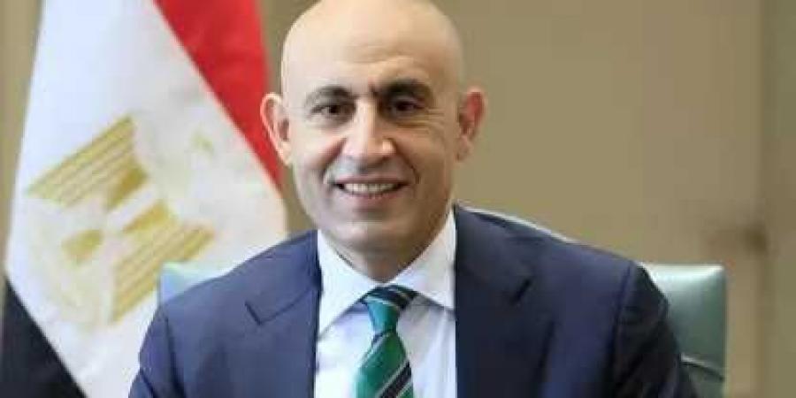 وزير
      التعليم
      يتابع
      امتحان
      اللغة
      العربية
      للثانوية
      العامة
      من
      غرفة
      العمليات
      ويوجه
      بالتصدي
      الحاسم
      لأي
      مخالفات