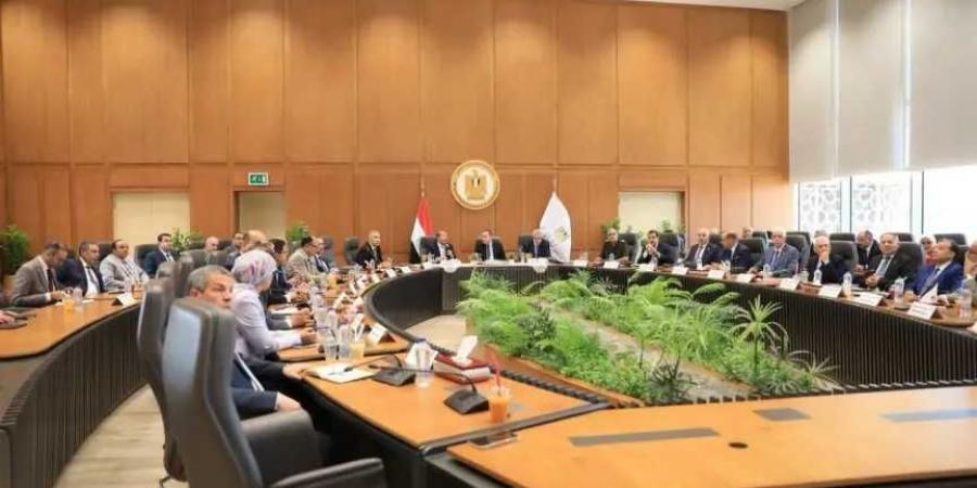 رئيس
      جامعة
      أسوان
      في
      اجتماع
      الأعلى
      للجامعات:
      القوافل
      التنموية
      بوابة
      الجامعة
      لربط
      التعليم
      بسوق
      العمل
      وخدمة
      إفريقيا