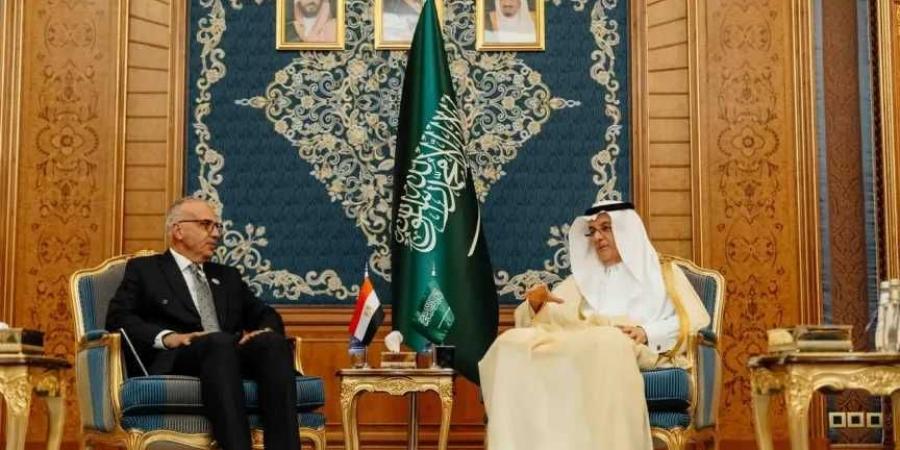 وزير
      الري
      يلتقي
      وزير
      البيئة
      والمياه
      والزراعة
      السعودي
      لبحث
      التعاون
      المشترك
      في
      قطاع
      المياه