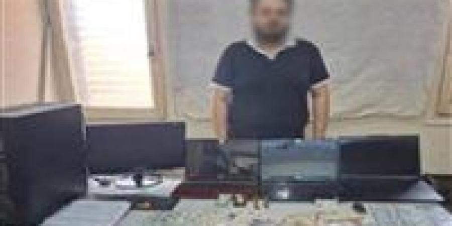 بالبلدي: ضبط
      متهم
      بإدارة
      72
      موقعًا
      لقرصنة
      الأفلام
      والمسلسلات
      بالقليوبية