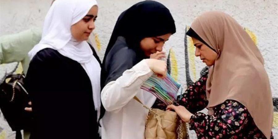 بالبلدي: امتحان
      اللغة
      الإنجليزية
      لطلاب
      الثانوية
      العامة
      اليوم
      فى
      قبضة
      كوماندوز
      الوزارة