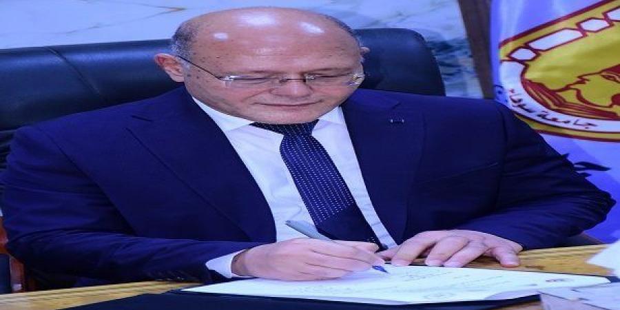 بالبلدي: رئيس
      جامعة
      سوهاج
      يسعد
      العاملين
      بمكافأة
      مالية
      مميزة
      تشمل
      مختلف
      القطاعات