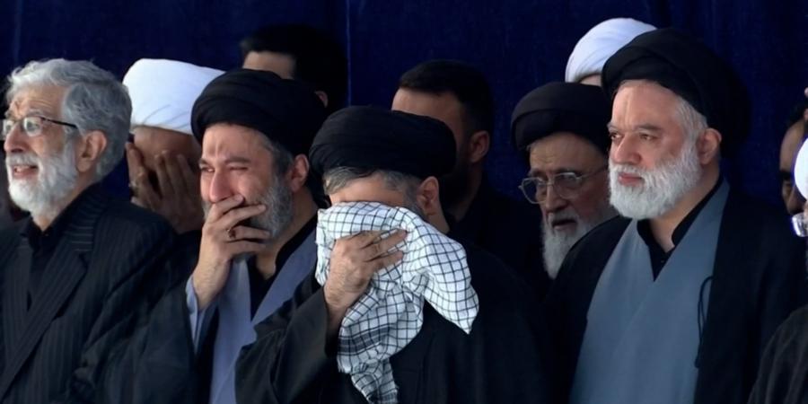 بالبلدي: لقطات لأبناء علي خامنئي يبكون أثناء مراسم نقل نعشه.. ومجتبى لم يظهر معهم
