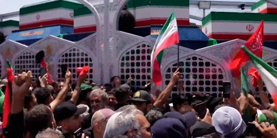 بالبلدي: حشود في طهران تودّع خامنئي وسط هتافات غاضبة ودعوات للانتقام