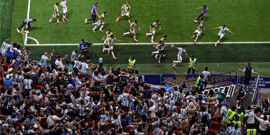 بالبلدي : جماهير
      كرة
      القدم
      تهاجم
      فيفا:
      سرقتم
      المباراة
      من
      مصر
      وتلاعبتم
      بالنتيجة
      لصالح
      الأرجنتين