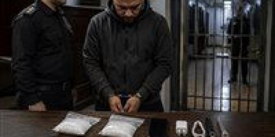 بالبلدي: إحالة
      سائق
      من
      المعصرة
      إلى
      الجنايات
      بعد
      اتهامه
      بمحاولة
      تهريب
      مخدرات
      إلى
      أحد
      المحتجزين
      بقسم
      حلوان
