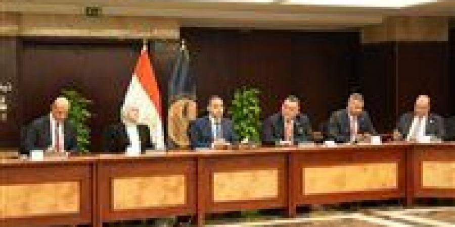 بالبلدي: رئيس
      الرقابة
      المالية
      يبحث
      مع
      رئيسي
      الضرائب
      والبورصة
      تعزيز
      كفاءة
      سوق
      رأس
      المال