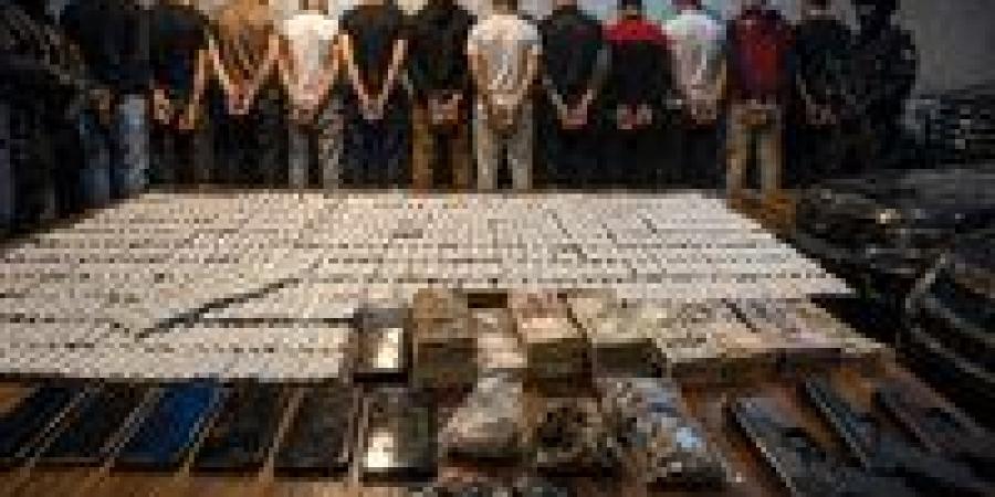 بالبلدي: جلب
      من
      ليبيا..
      ضبط
      نحو
      900
      ألف
      قرص
      ترامادول
      وكميات
      من
      الحشيش
      والأفيون