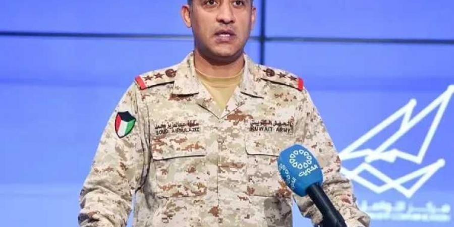 الجيش
      الكويتي:
      أضرار
      مادية
      وإصابة
      شخص
      إثر
      سقوط
      شظايا
      ناجمة
      عن
      اعتراض
      صواريخ
      ومسيرات
      إيرانية