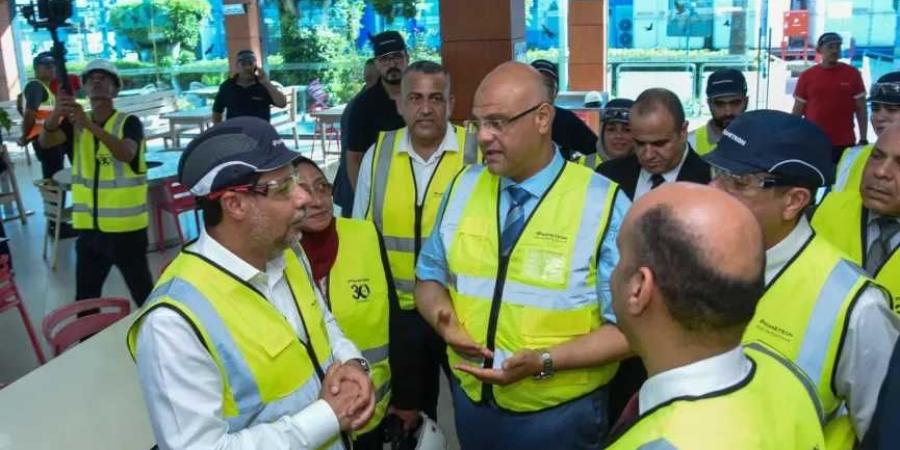 وزير
      العمل
      ومحافظ
      الاسكندرية
      يتابعان
      سير
      العمل
      داخل
      شركة
      بريميتون
      للإطارات
      المتخصصة
      في
      إنتاج
      إطارات
      النقل
      الثقيل