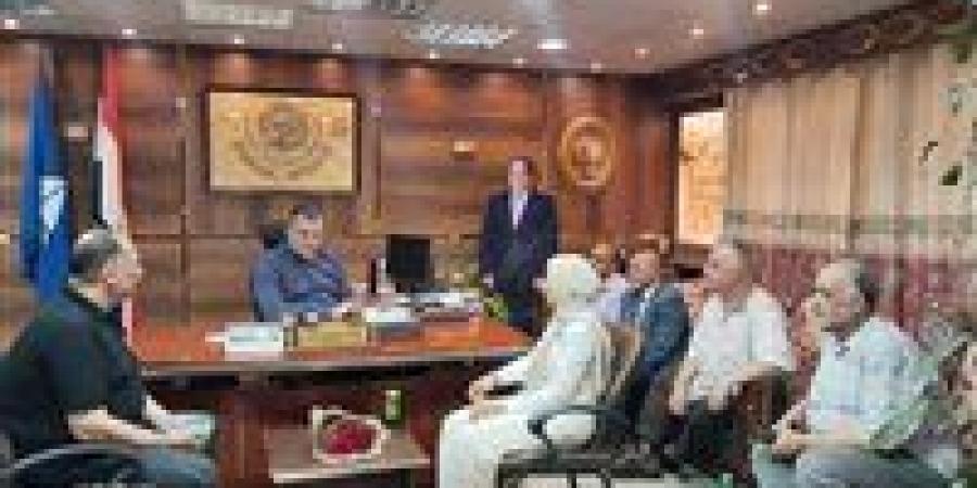 بالبلدي : مدير
      "تعليم
      دمياط"
      يستقبل
      مجلس
      أمناء
      إدارة
      دمياط
      لبحث
      بعض
      ملفات
      التعليم